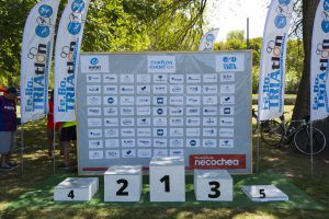 El podio espera a sus ganadores de la XX Edición del Premio «Islas Malvinas»