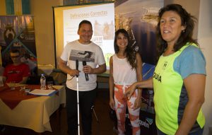 El equipo en acción junto a una voluntaria que se atrevió a ser la "Conejilla de Indias"