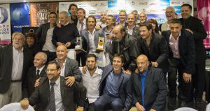 El Circulo de Periodistas Deportivos y autoridades junto al Colgante de Oro Joseba Bilbao