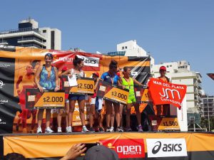 Hora de cobro: Vanesa Bernasconi recibe su trofeo su cheque por 200 mil pesos