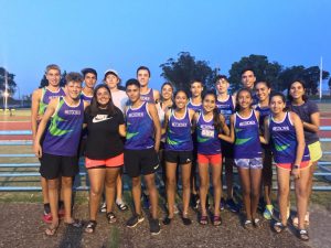 Parte del equipo de la Escuela Municipal de Atletismo en el sintético marplatense.