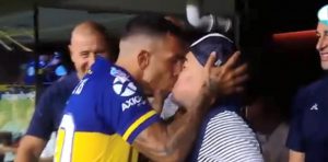 Gol de Tevez y pico a Maradona tal como había prometido