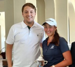 Josefina recibiendo su trofeo luego de quedar en el 2do lugar en Santa Fe