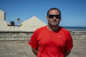 Augusto Fulton patrullando la costa advirtiendo y controlando que las personas obedezcan el decreto del aislamiento social obligatorio