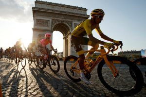 Un clásico decidido a recorrer suelo galo: el Tour de France no quiere detenerse este año Fuente: AP