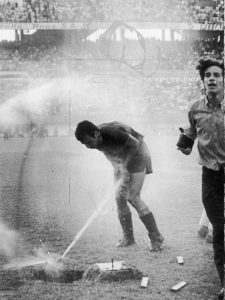 En el 69, en River encendieron los grifos para tratar de frenar el festejo de Boca campeón.