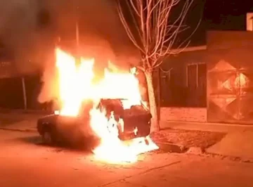 “Te vamos a cagar a trompadas”: el denunciante de L-Gante reveló que le prendieron fuego su auto