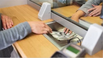 El dólar cerró a $61,50 en el Banco Nación y aumentan las versiones de desdoblamiento cambiario