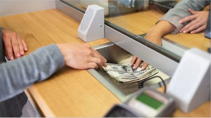 El dólar cerró a $61,50 en el Banco Nación y aumentan las versiones de desdoblamiento cambiario