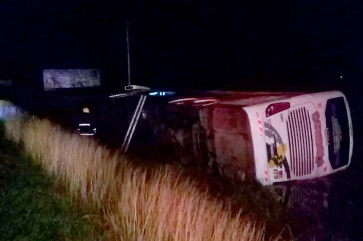 Vuelco en la Autovía 2: Pasajeros del micro con 22 heridos, uno de gravedad