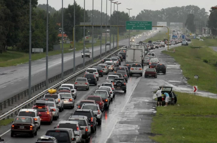 Unos 2400 autos por hora viajan hacia la Costa Atlántica