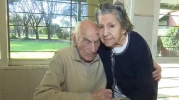 Murió el abuelo que había sido abandonado con su mujer en un bar de Rosario