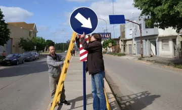 Colocan nuevos carteles de tránsito