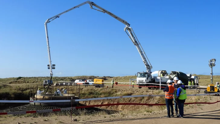 Construyen bases para los molinos del Parque Eólico local