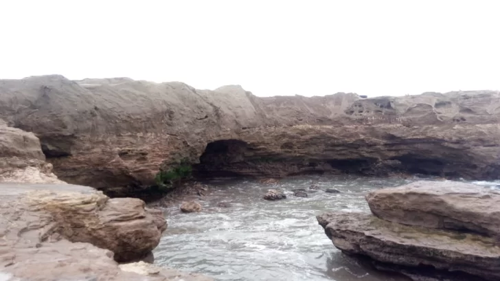 Peligro de desmoronamiento en el camino a Costa Bonita