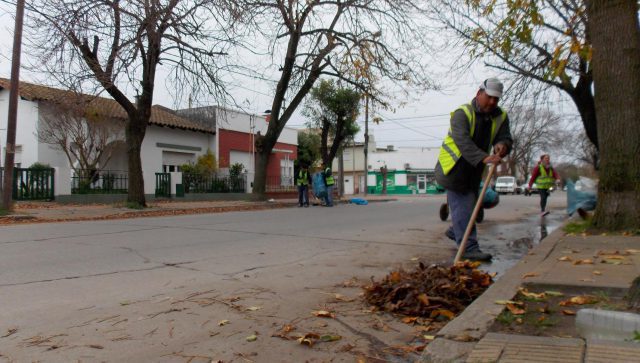 Realizan tareas de barrido y corte de pasto en espacios públicos
