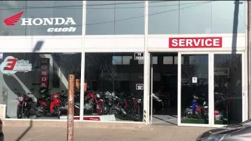 Rompen los vidrios de una concesionaria y se llevan una moto