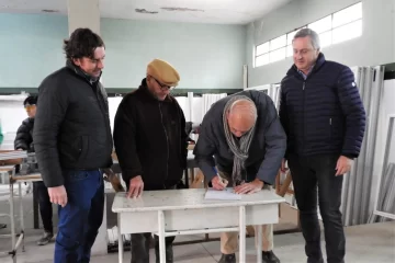 El municipio entregó ventanas para acondicionar el Centro de Jubilados del Barrio Sur
