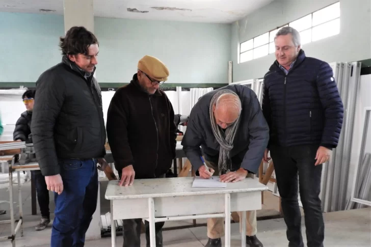 El municipio entregó ventanas para acondicionar el Centro de Jubilados del Barrio Sur