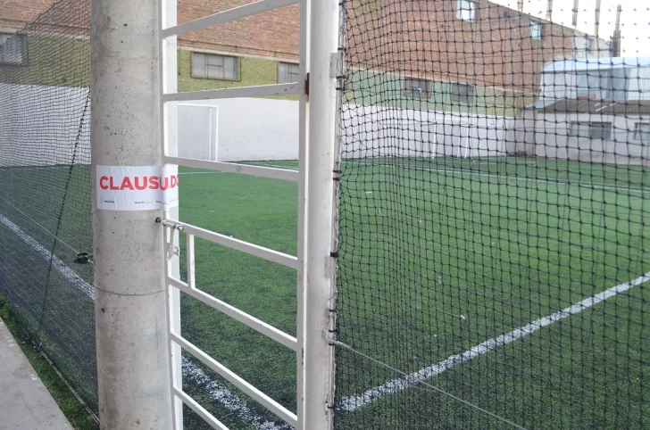 Clausuraron una cancha de fútbol 5