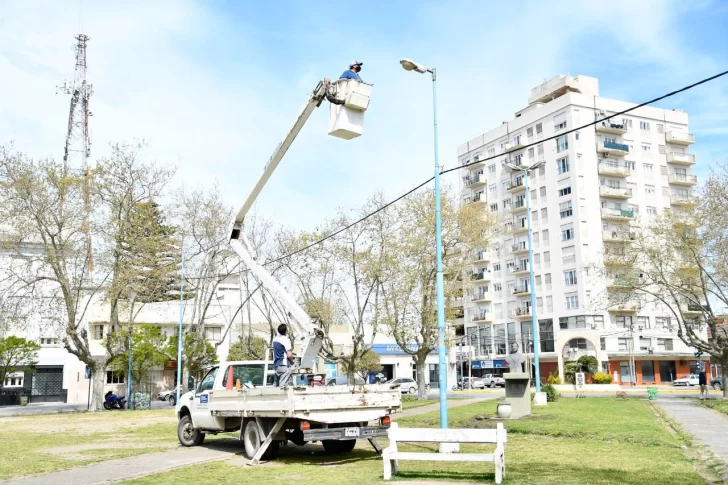 Colocan luces LED en la plaza del centro