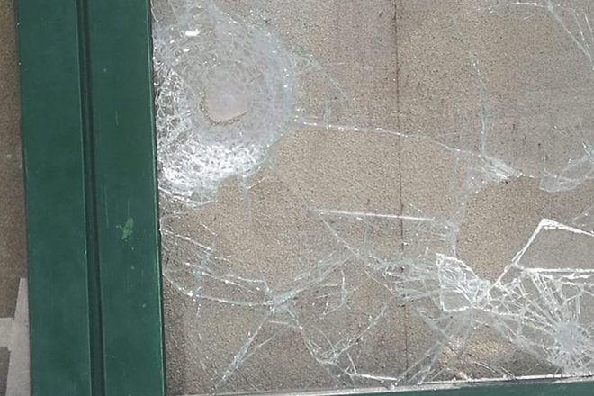 Vio el vidrio roto del mercado y aprovechó para robar mercadería