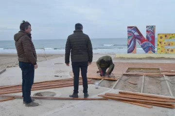 Preparan un deck de madera en la postal de Necochea