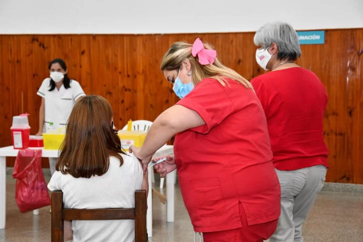 Le piden a la gente que se vacune para enfrentar el Covid