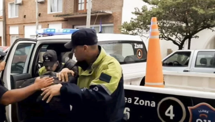 Se escondió en el baño para que no la agredan