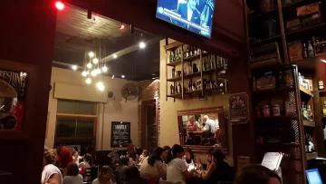 Atrapan a dos jóvenes que robaron filetes de merluza, langostinos y helado de un restaurante