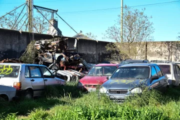 Comenzó la remoción de vehículos secuestrados de la comisaría de Quequén