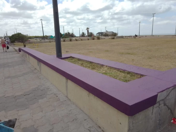 Pintan el muro de la avenida 2 y reparan la rambla