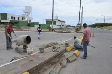 Realizan mejoras en bajadas a la playa y sobre la avenida 2