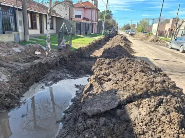 Se ejecutan obras de cloaca y agua, bacheo, lomos de burro y cordón cuneta