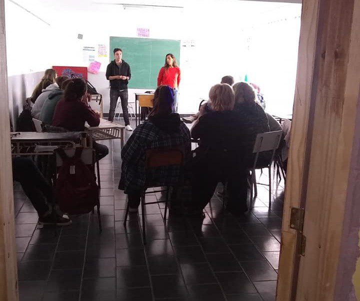 Llevan a las escuelas el taller “Noviazgos libres de violencia”