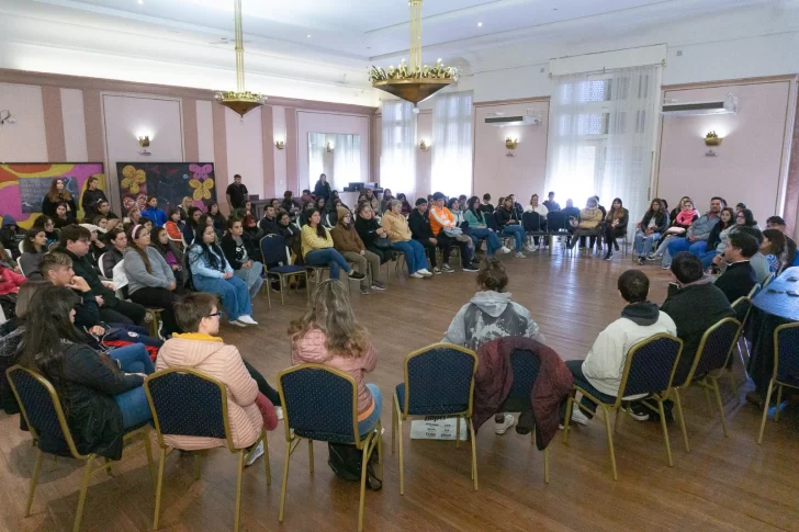 Entregaron las primeras cuotas de las Becas Educativas a 150 estudiantes locales