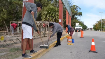 Realizan tareas de embellecimiento en la Villa balnearia y Polideportivo