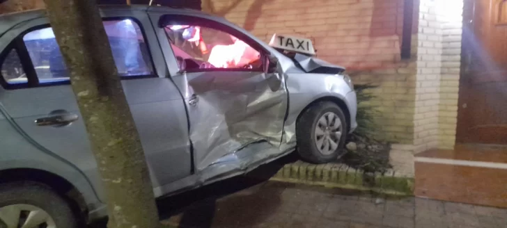 Un taxi terminó dentro de una casa en 79 y 28