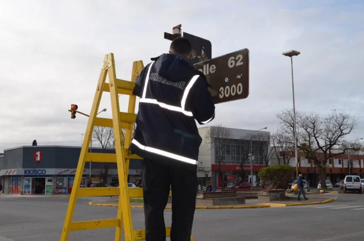 Cambian cartelería de las calles del centro