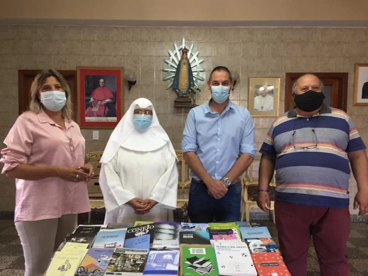 El Municipio entregó libros al Hogar García Landera