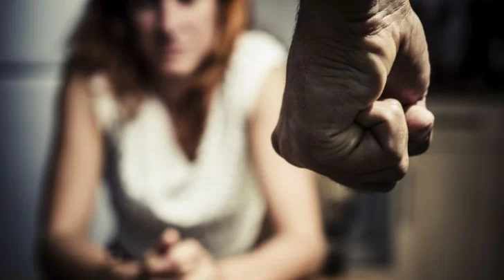 La policía debió irrumpir en una vivienda donde golpeaban a una mujer