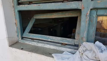 Intentó ingresar a la casa de su ex pareja por el ventiluz del baño