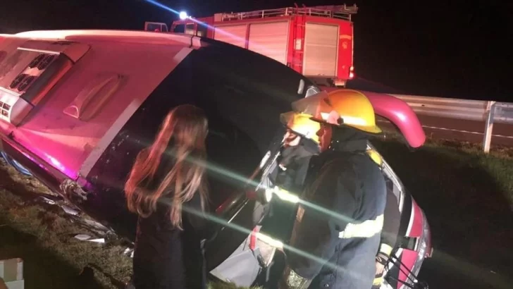 Volcó un micro que llevaba jóvenes argentinos en Uruguay; hay 8 heridos