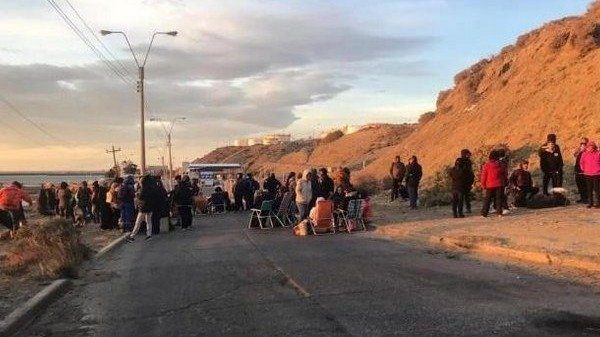 Tensión en Comodoro Rivadavia: docentes bloquean la playa de tanques de YPF