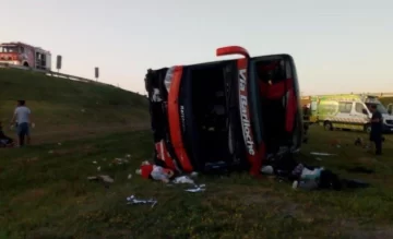 Volcó un micro en la ruta 2: confirman 2 muertos y una decena de heridos