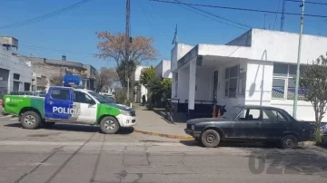 Fue a visitar a sus hijas y la nueva pareja de su ex lo apuñaló tres veces