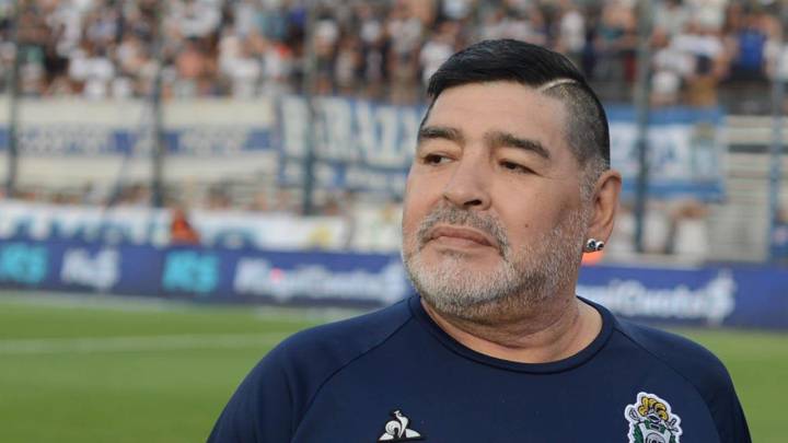 Revelan cuáles son las dos frases que inscribieron en la tumba de Diego Maradona