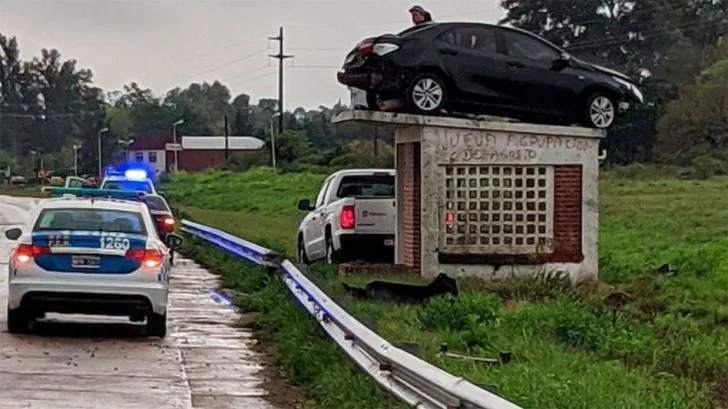 Insólito accidente en Ruta 14: un auto quedó arriba de una garita