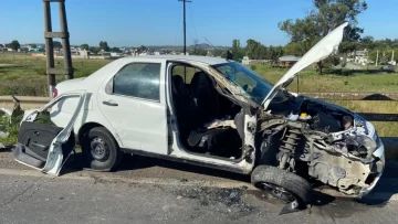 Quiso adelantarse por la banquina y quedó atrapado entre un camión y el guardarrail