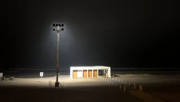 Comenzó el recambio de luminarias en la playa